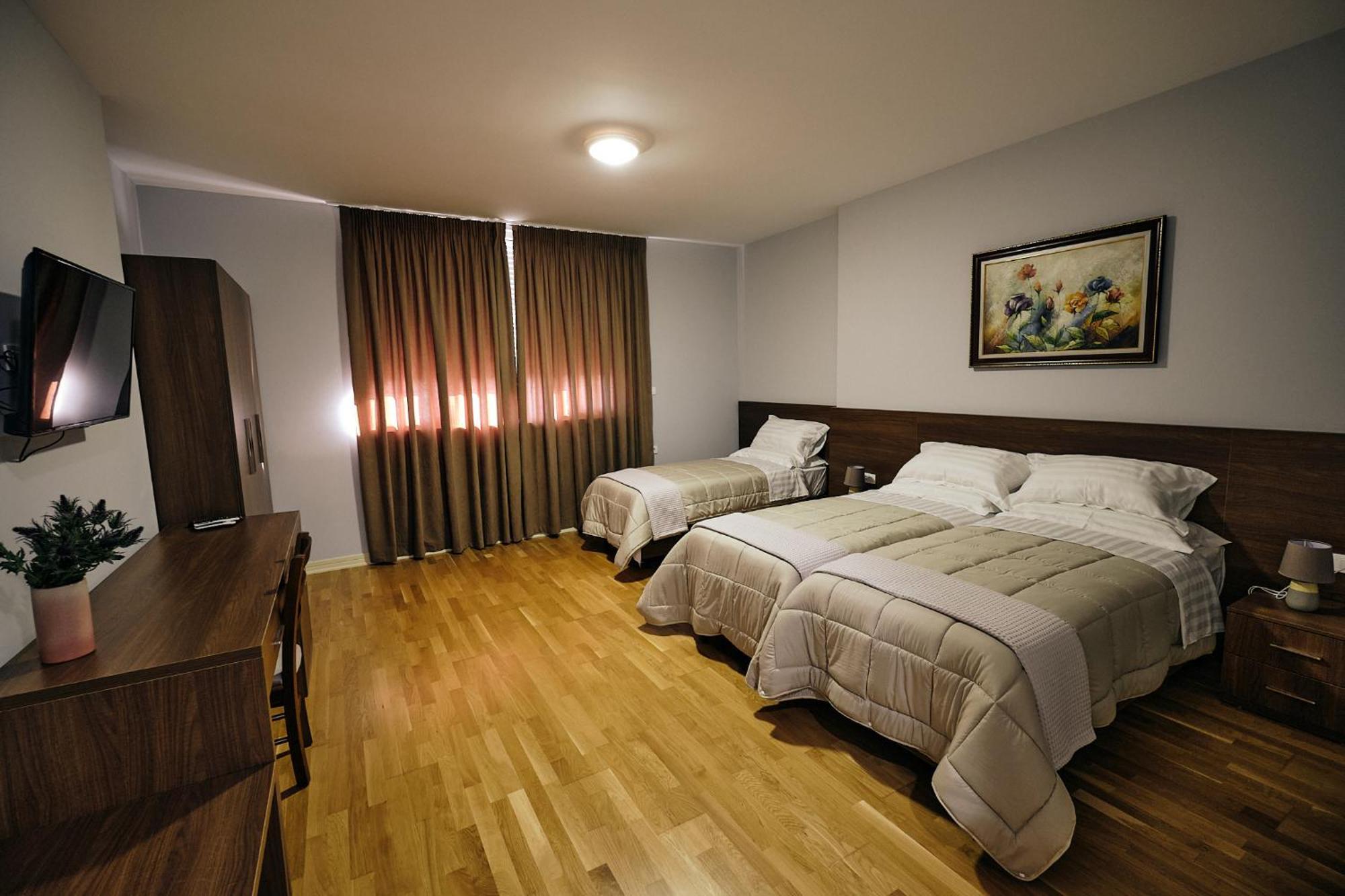 In Center Hotel Tiranë Luaran gambar