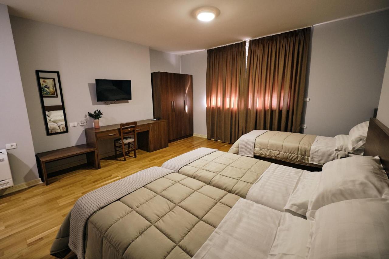 In Center Hotel Tiranë Luaran gambar